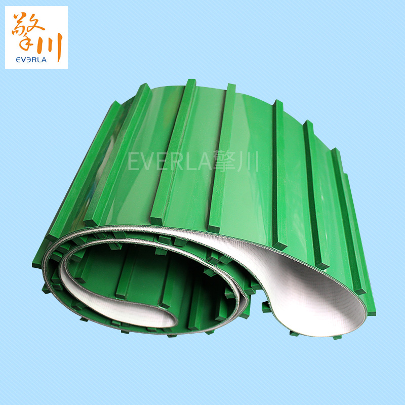 綠色PVC<a href='http://www.www.szfulaite.com/shusongdai/' target='_blank'><u>輸送帶</u></a>表面加長擋塊條的主圖